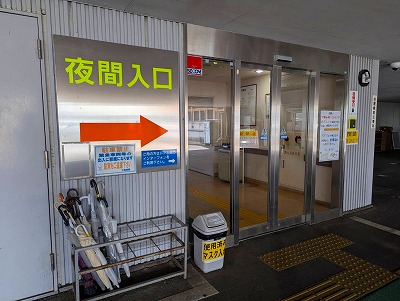 夜間入り口